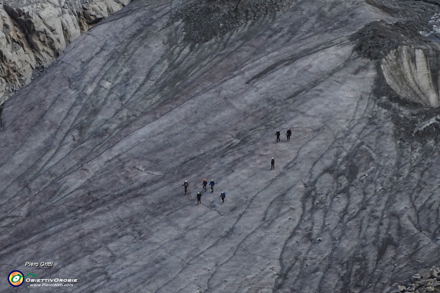 74 Escursionisti attrezzati in discesa al centro del fronte glaciale.JPG